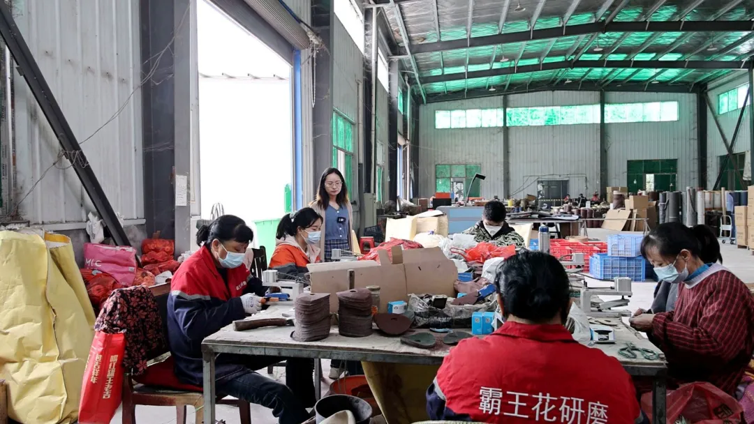 【 Junshang Returns to Entrepreneurship and Development 】 Xinbin Yuan New Material Technology Co., Ltd. in Tongcheng County: Small sandpaper grinds out Guiyan Entrepreneurship Road, micro factory supports villagers' dreams of wealth creation